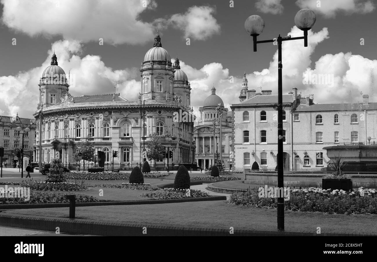 HULL, Großbritannien - 11. JULI 2020: Queens Gardens mit Gras und Blumen und Blick auf das Maritime Museum und das Rathaus am 11. Juli 2020 in Hull, Yorkshire, Großbritannien. Stockfoto