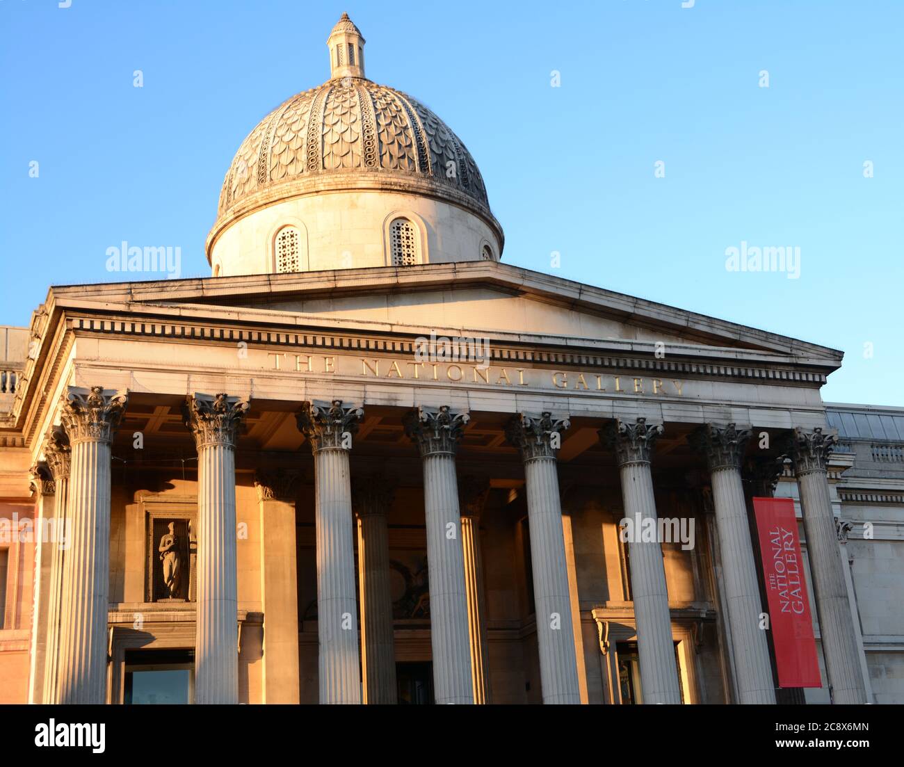 Die National Gallery in London, gegründet 1824, ist ein Museum, das eine reiche Sammlung von Gemälden aus verschiedenen Epochen und Schulen beherbergt. Stockfoto