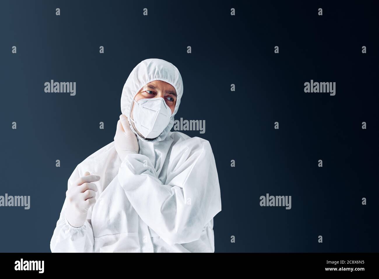 Müde Arzt in PSA Anzug nach harten Arbeitstag. Konzept der Depression. Stockfoto