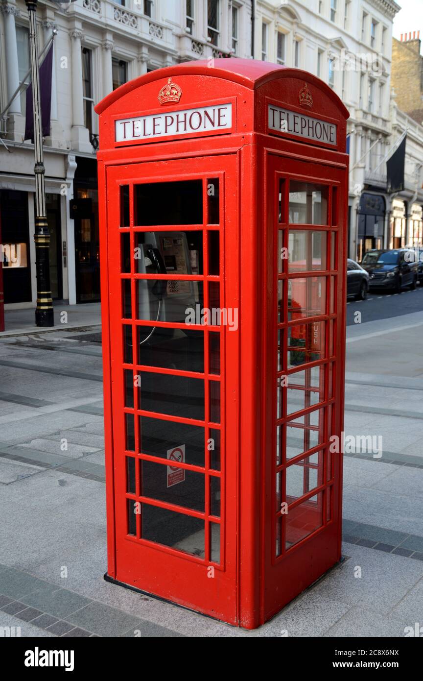 Die roten Kabinen in London, abgesehen davon, dass sie ein Symbol der englischen Hauptstadt sind, sind wunderschön in englischem Design und Ästhetik. Stockfoto