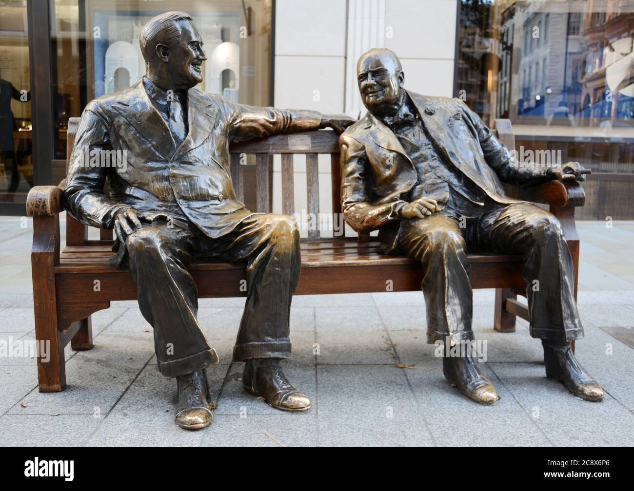 Eine ungewöhnliche Skulptur wird entlang Bond Street, von Lawrence Holofcener platziert, die Winston Churchill und Franklin D. Roosevelt in Conversation, si Stockfoto