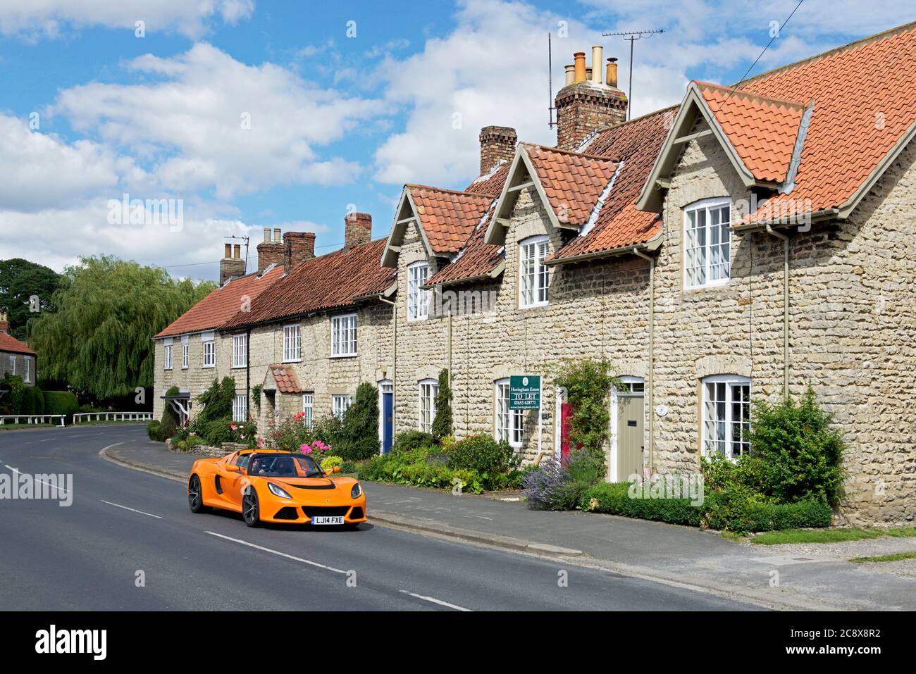 Lotus Exige Sportwagen im Dorf Hovingham, Ryedale, North Yorkshire, England Stockfoto