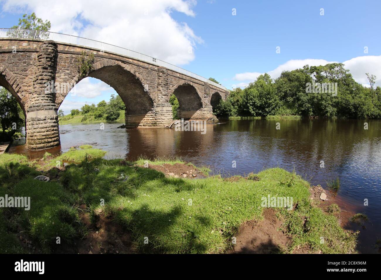 Schottland, Ayrshire, Juli 2020 Laigh Milton Viaduct:oder Milton Bridge/ Gatehead Viaduct, das älteste erhaltene öffentliche Eisenbahnviadukt der Welt, das 1812 erbaut wurde Stockfoto