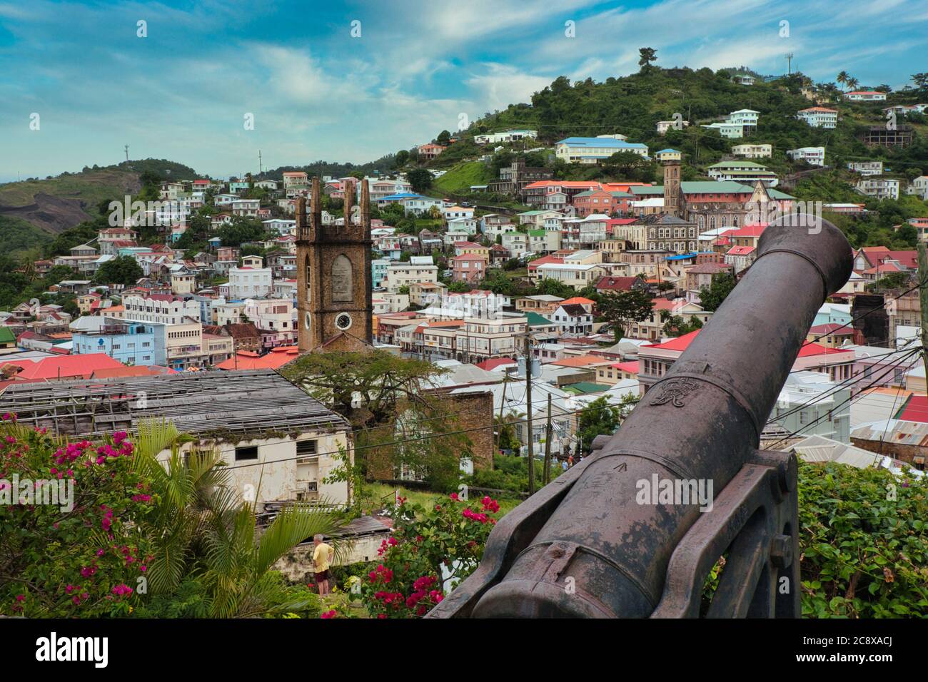 Blick auf St. George's von Fort St. George und Kanonen mit Häusern auf den Hügeln dahinter, Grenada Insel, die Karibik Stockfoto