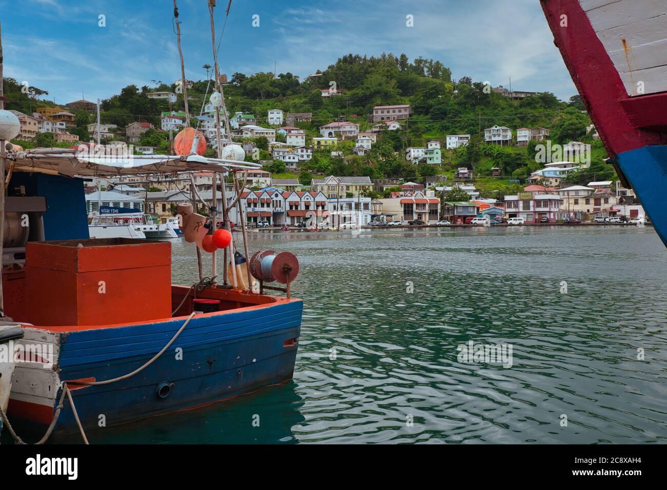 Mit Blick auf den Hafen und die Uferpromenade von St. George's mit kleinen Booten und Häusern auf den Hügeln dahinter, Grenada Insel, die Karibik Stockfoto