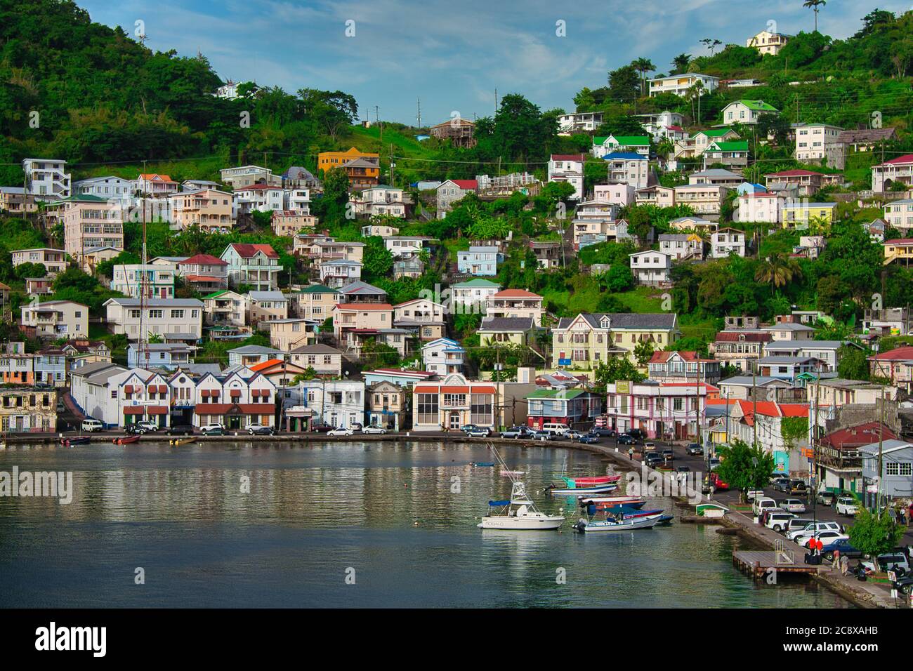 Mit Blick auf den Hafen und die Uferpromenade von St. George's mit kleinen Booten und Häusern auf den Hügeln dahinter, Grenada Insel, die Karibik Stockfoto