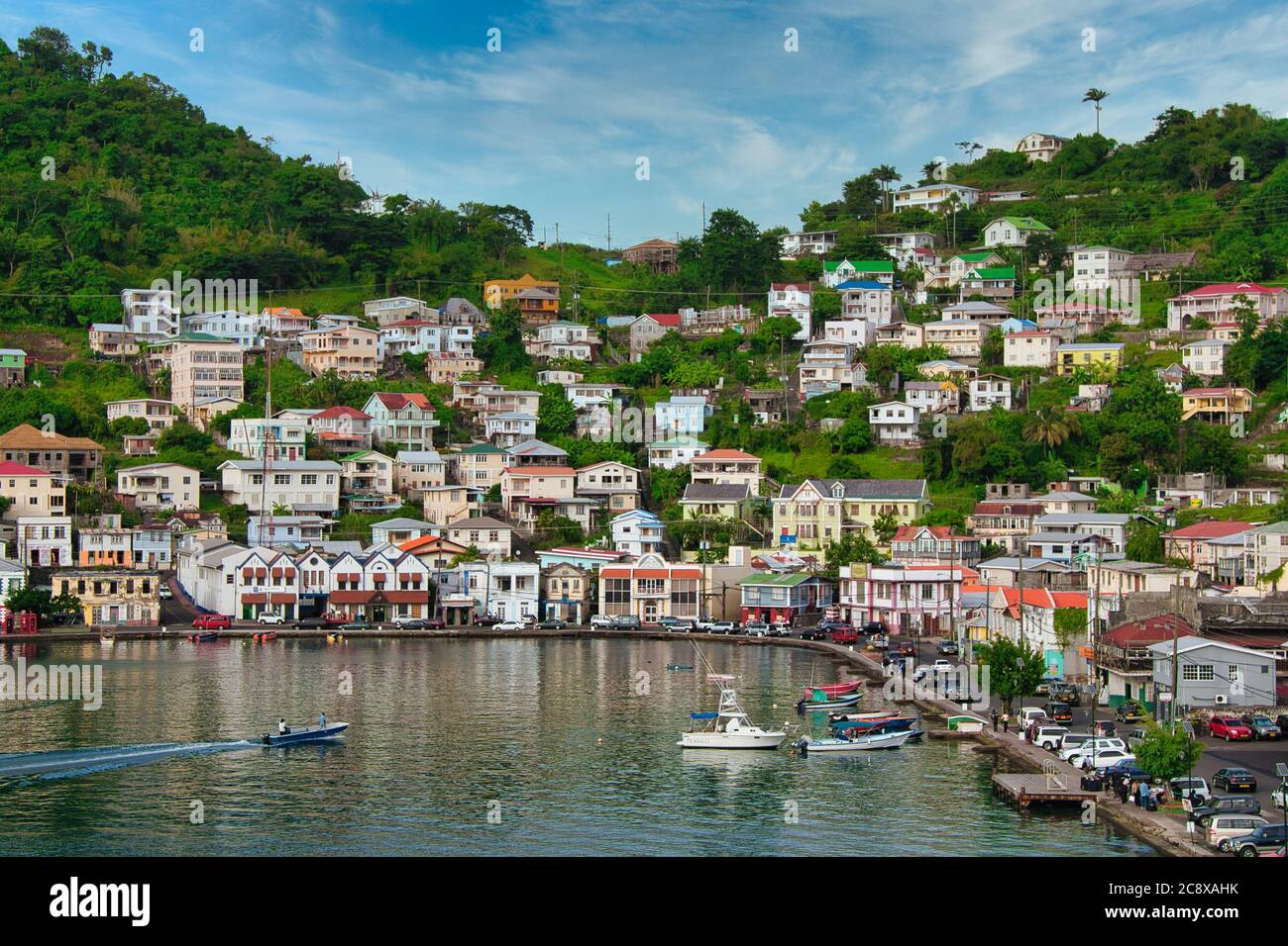 Mit Blick auf den Hafen und die Uferpromenade von St. George's mit kleinen Booten und Häusern auf den Hügeln dahinter, Grenada Insel, die Karibik Stockfoto