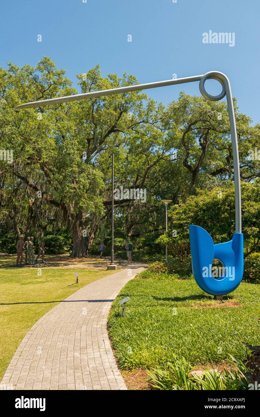 Corridor Pin Blue von Claes Oldenburg und Coosje van Bruggen (1999) im Skulpturengarten in New Orleans, Louisiana. In großen Edelstahl-Ahumi Stockfoto