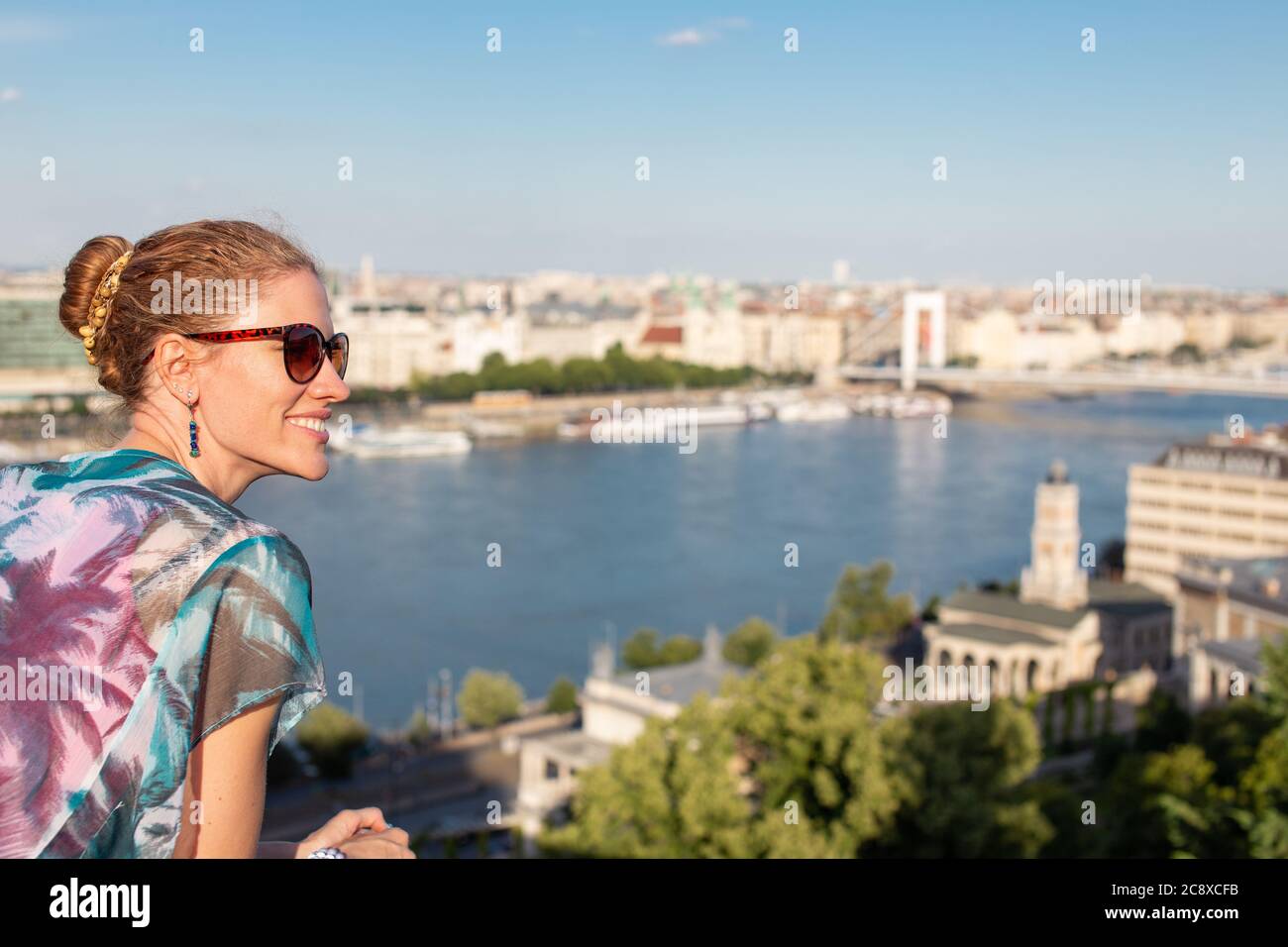 Junge Stadtfrau wundert sich im Stadtpanorama Budapest, Ungarn Stockfoto