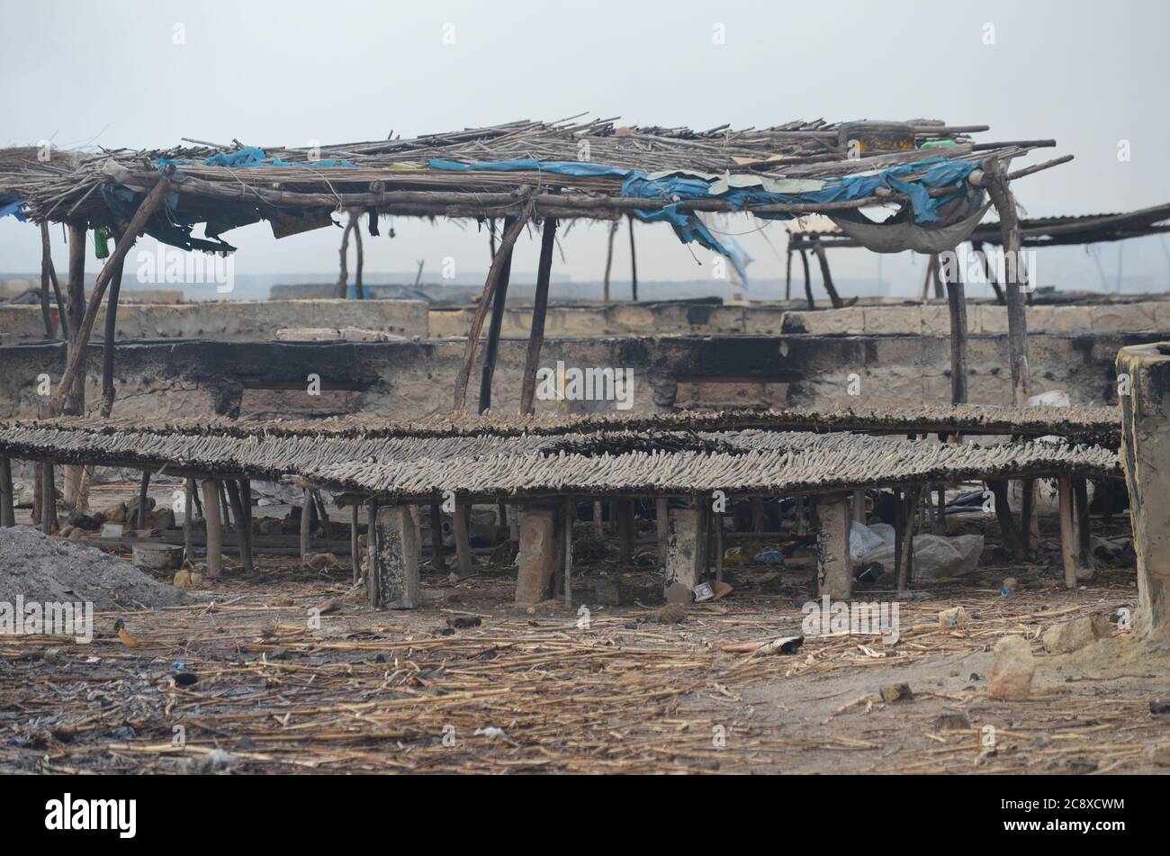 Prekäre Bedingungen in einer handwerklichen Fischverarbeitungsanlage in Joal, Senegal Stockfoto