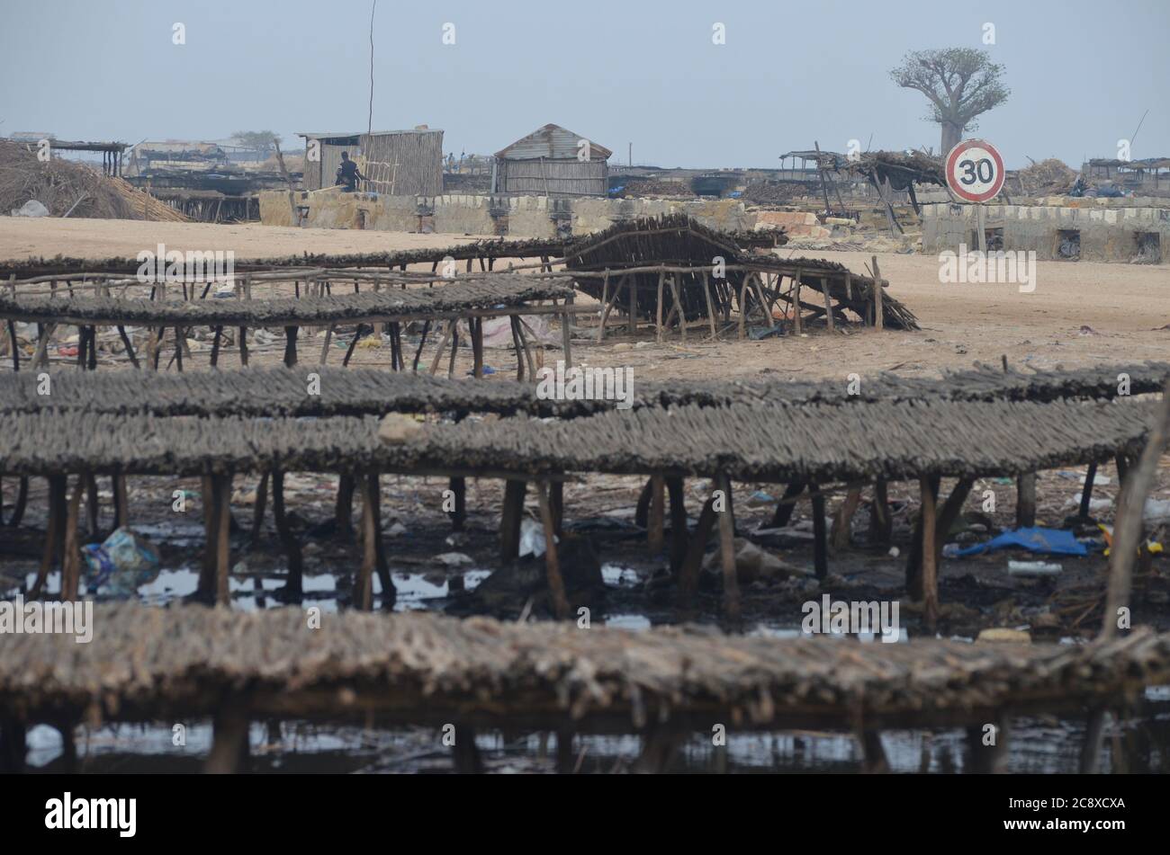 Prekäre Bedingungen in einer handwerklichen Fischverarbeitungsanlage in Joal, Senegal Stockfoto