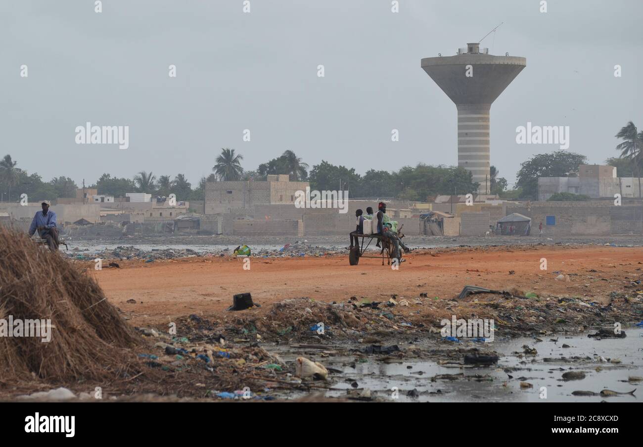 Prekäre Bedingungen in einer handwerklichen Fischverarbeitungsanlage in Joal, Senegal Stockfoto