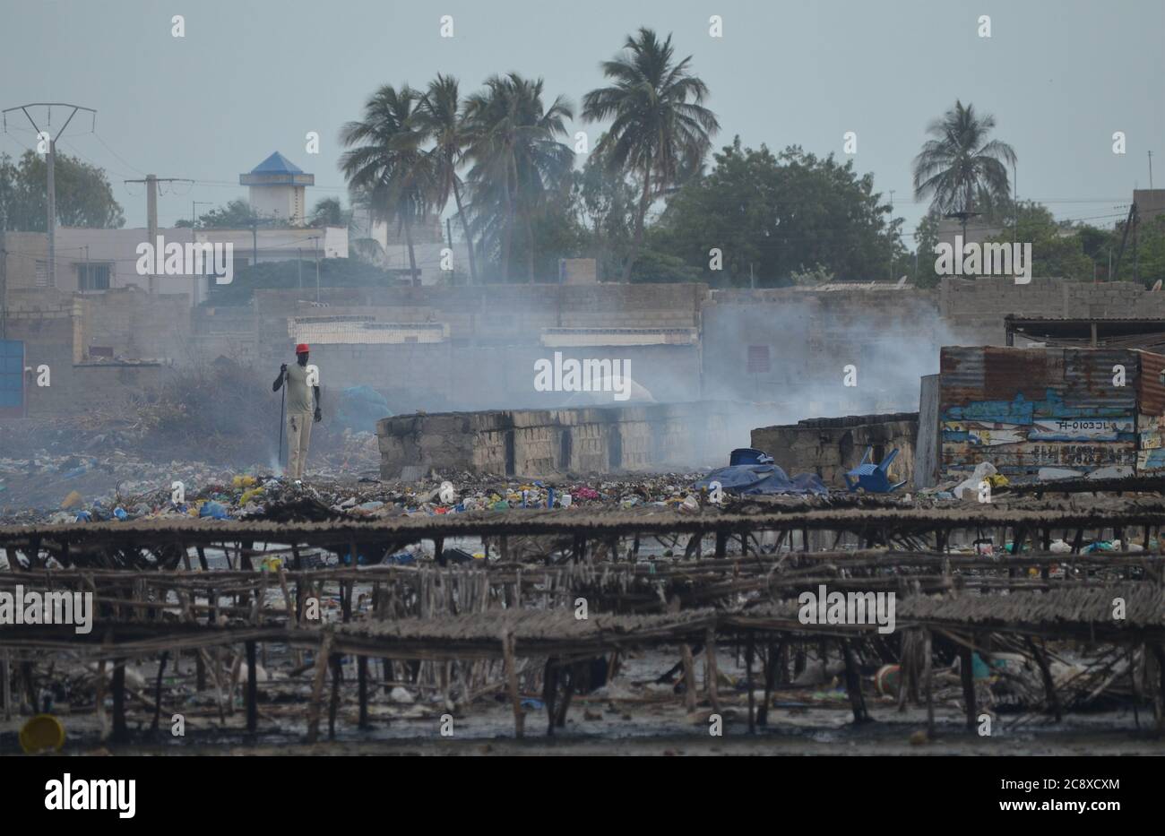 Prekäre Bedingungen in einer handwerklichen Fischverarbeitungsanlage in Joal, Senegal Stockfoto
