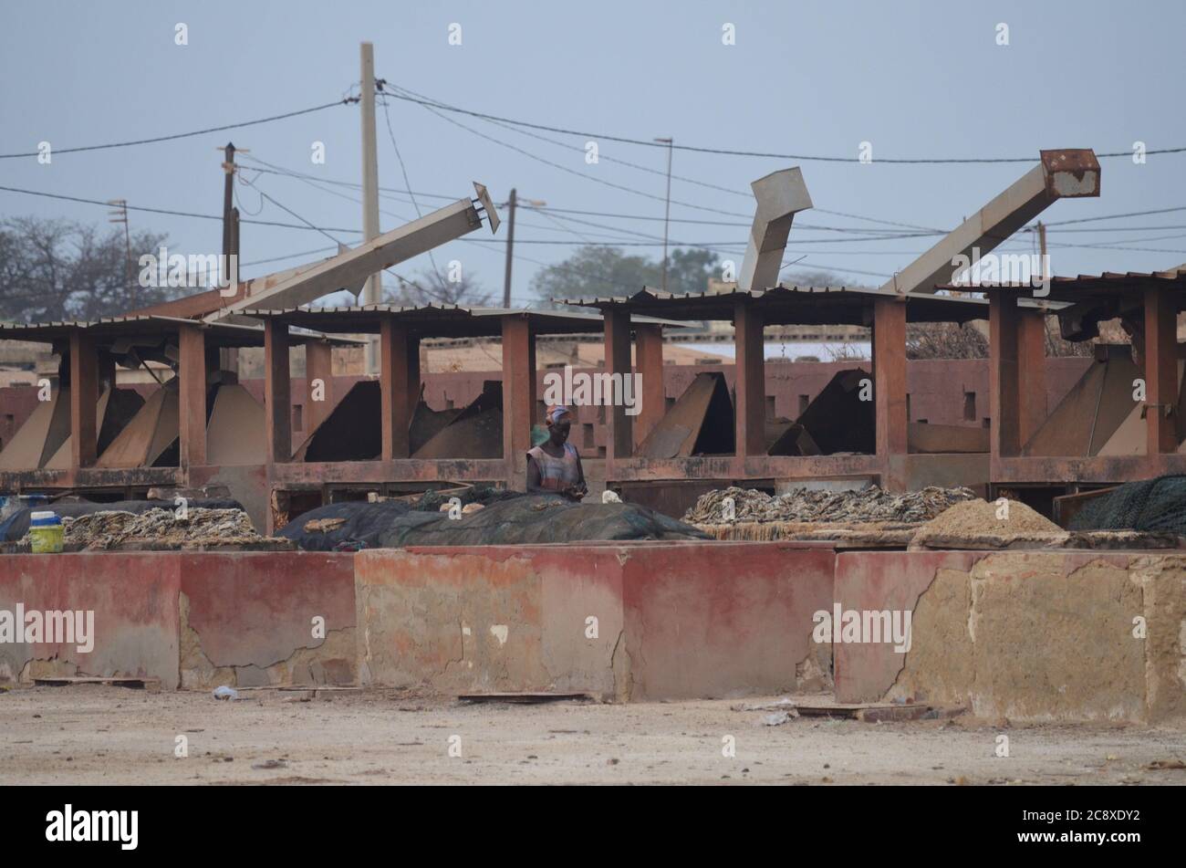 Verlassene Fischöfen mit umgestürzten Kaminen in einer traditionellen Fischverarbeitungsanlage, Joal, Senegal Stockfoto