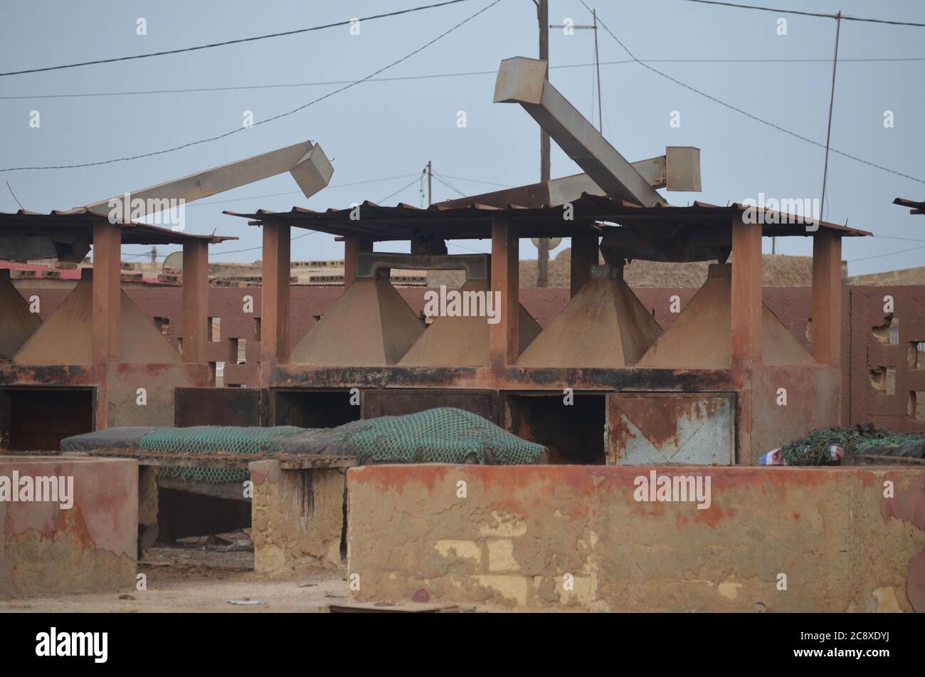 Verlassene Fischöfen mit umgestürzten Kaminen in einer traditionellen Fischverarbeitungsanlage, Joal, Senegal Stockfoto