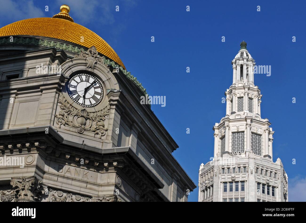 Der Wahrzeichen Electric Tower (Hintergrund) steht in der Nähe des historischen Buffalo Savings Bank Gebäude, mit seiner Blattgold-Kuppel, in der Innenstadt von Buffalo, NY. Stockfoto