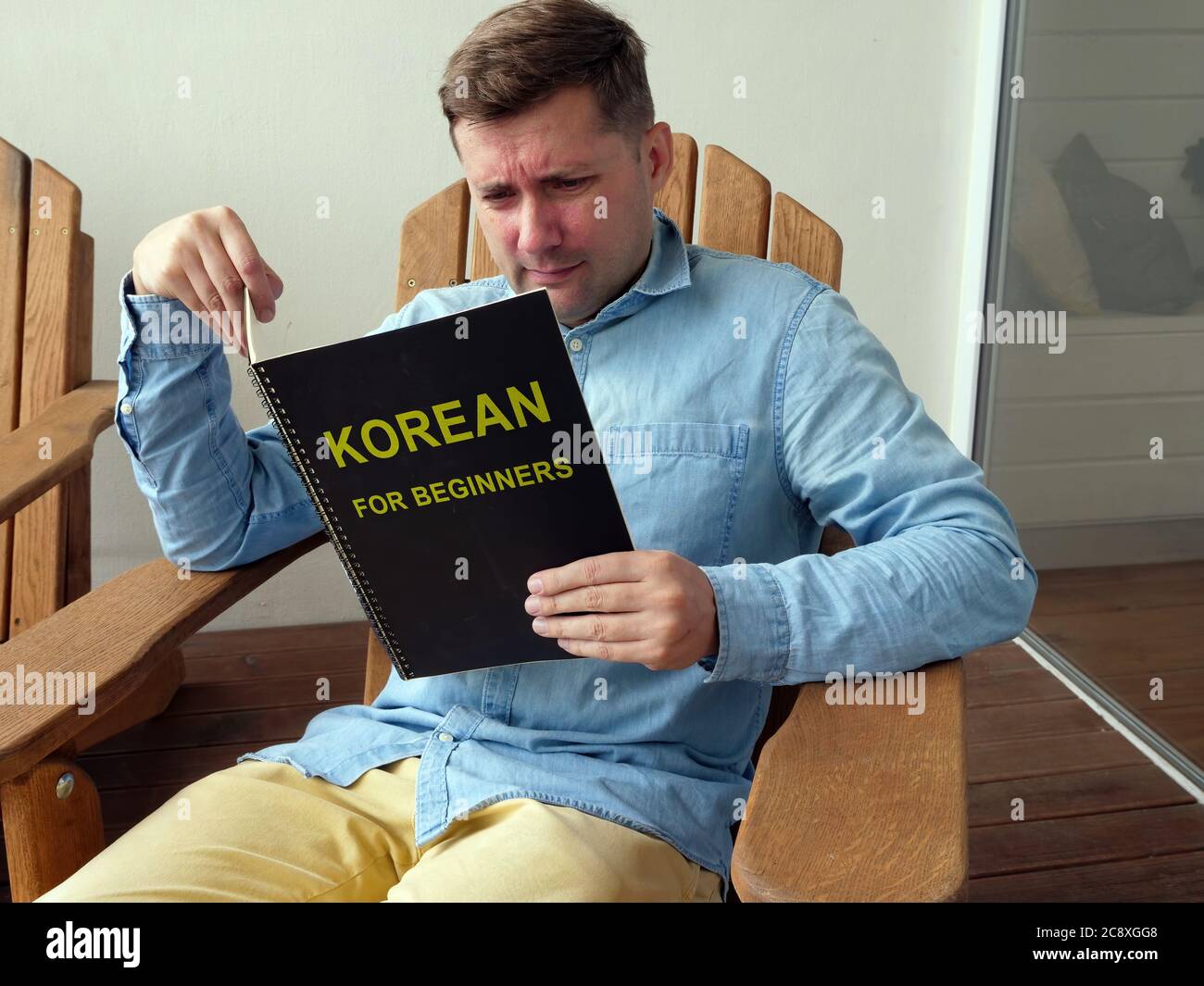 Der Mensch lernt zu Hause Koreanisch für Anfänger. Stockfoto