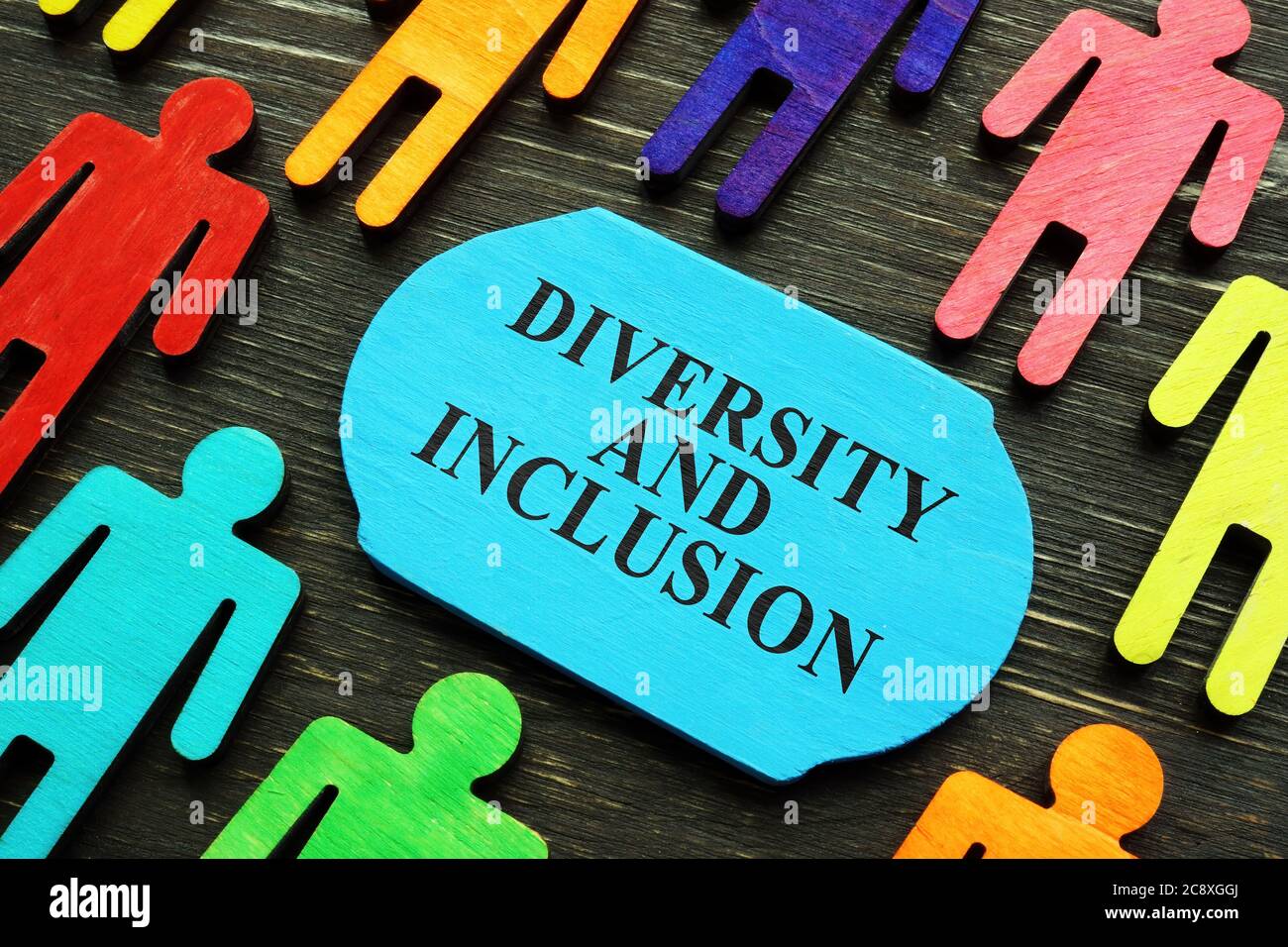 Vielfalt und Einschluss Phrase und farbige Holzfiguren. Stockfoto