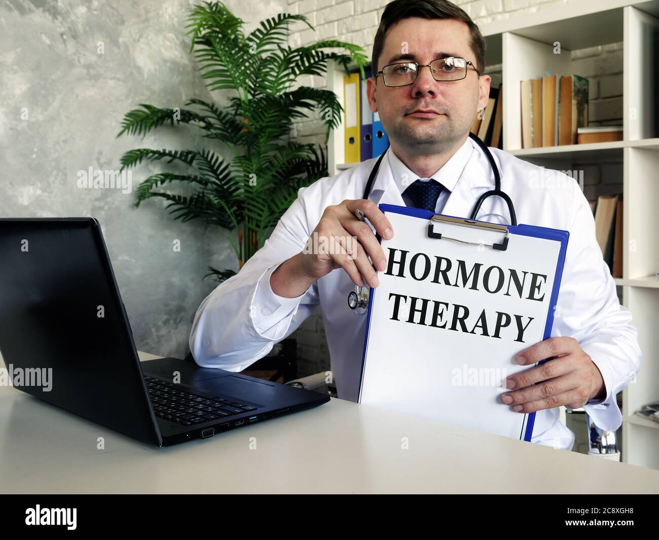 Arzt zeigt verschreibungspflichtige Hormontherapie in der Klinik. Stockfoto