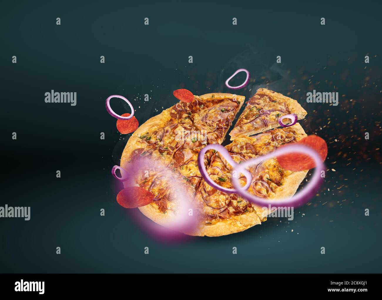 Italienische traditionelle Pizza-Konzept auf farbigem Hintergrund, mit Dampf und Partikeln schweben. Ideal für Designer mit Kopierplatz Stockfoto