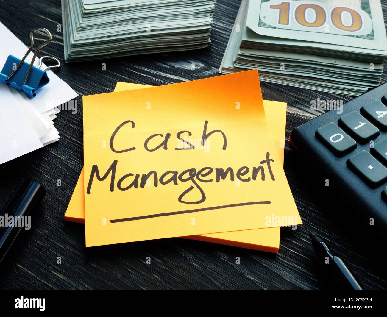 Cash Management Hand schriftliche Inschrift und Geld. Stockfoto