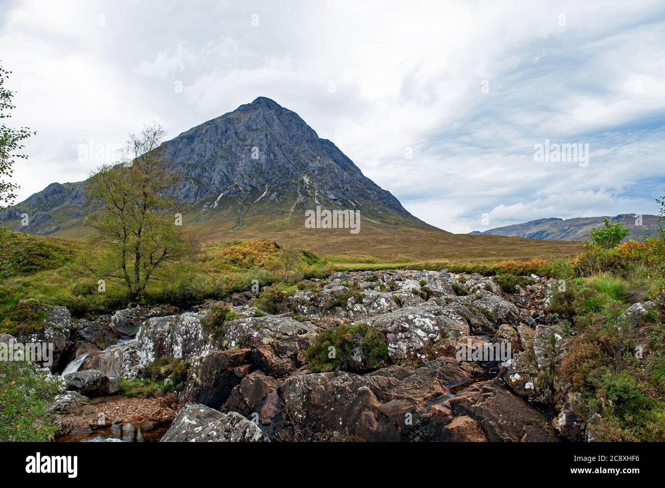 Blick vom Glen Etive auf die Nordostwand des Buachaille. Es ist einer der bekanntesten Berge in Schottland Stockfoto