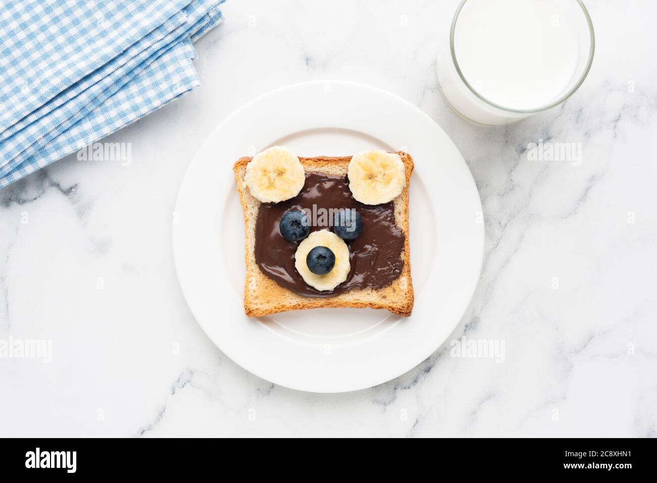 Teddybär-Toast mit Schokoladenaufstrich, Banane und Heidelbeere. Kindergerichte, Kinderfrühstück oder Mittagsmenü Stockfoto