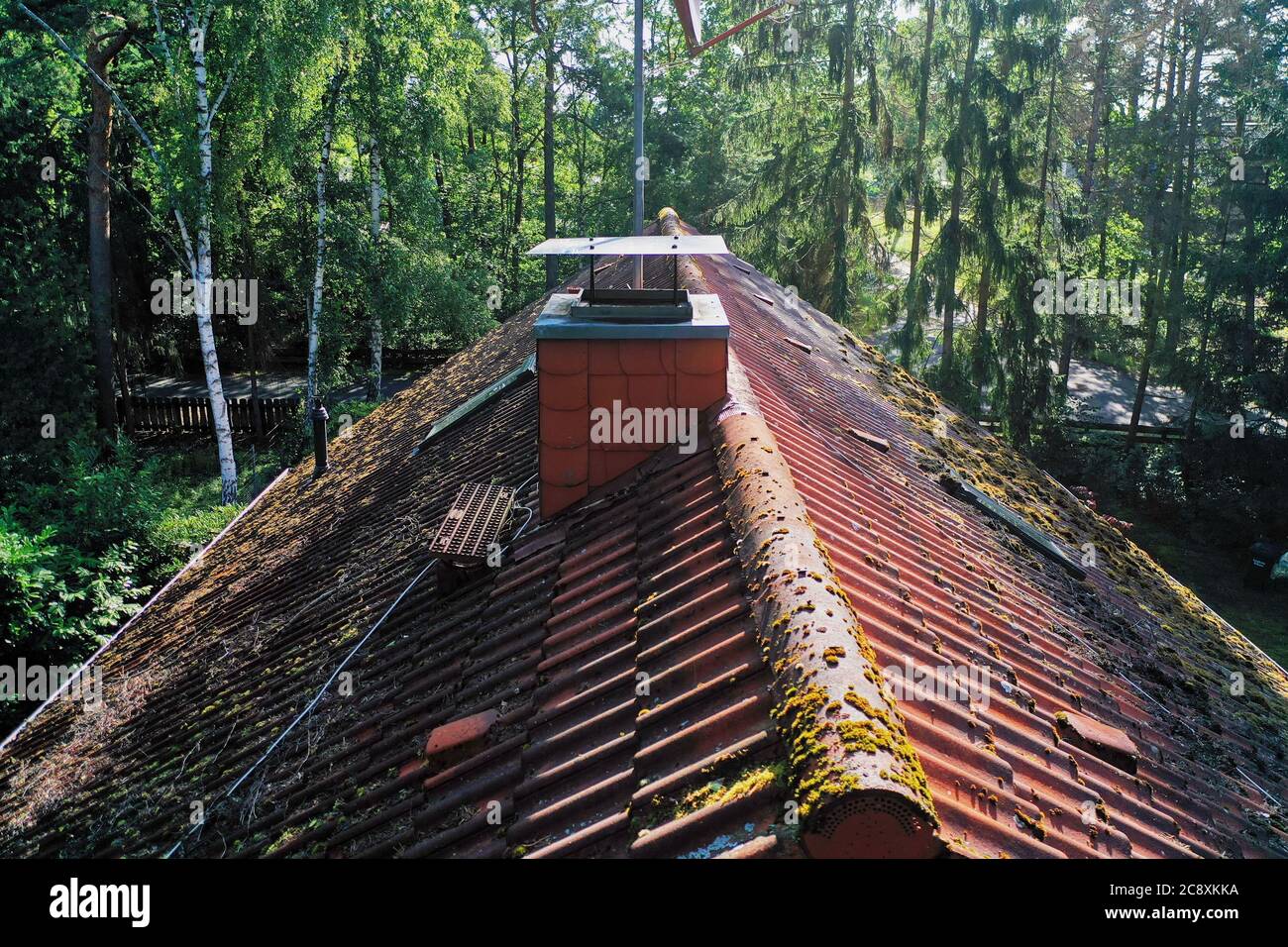 Bilder von der Inspektion und Kontrolle des Schornsteins und des Daches eines Einfamilienhauses mit Drohne, Luftaufnahme Stockfoto