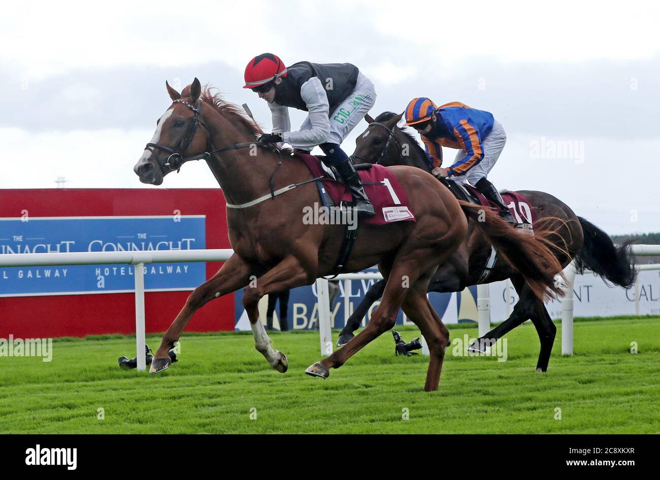 Blue for You geritten von Oisin Orr gewinnt das Claregalwayhotel.ie Irish EBF (C & G) Mädchen während des Tages eines der 2020 Galway Races Summer Festival auf der Galway Racecourse. Stockfoto