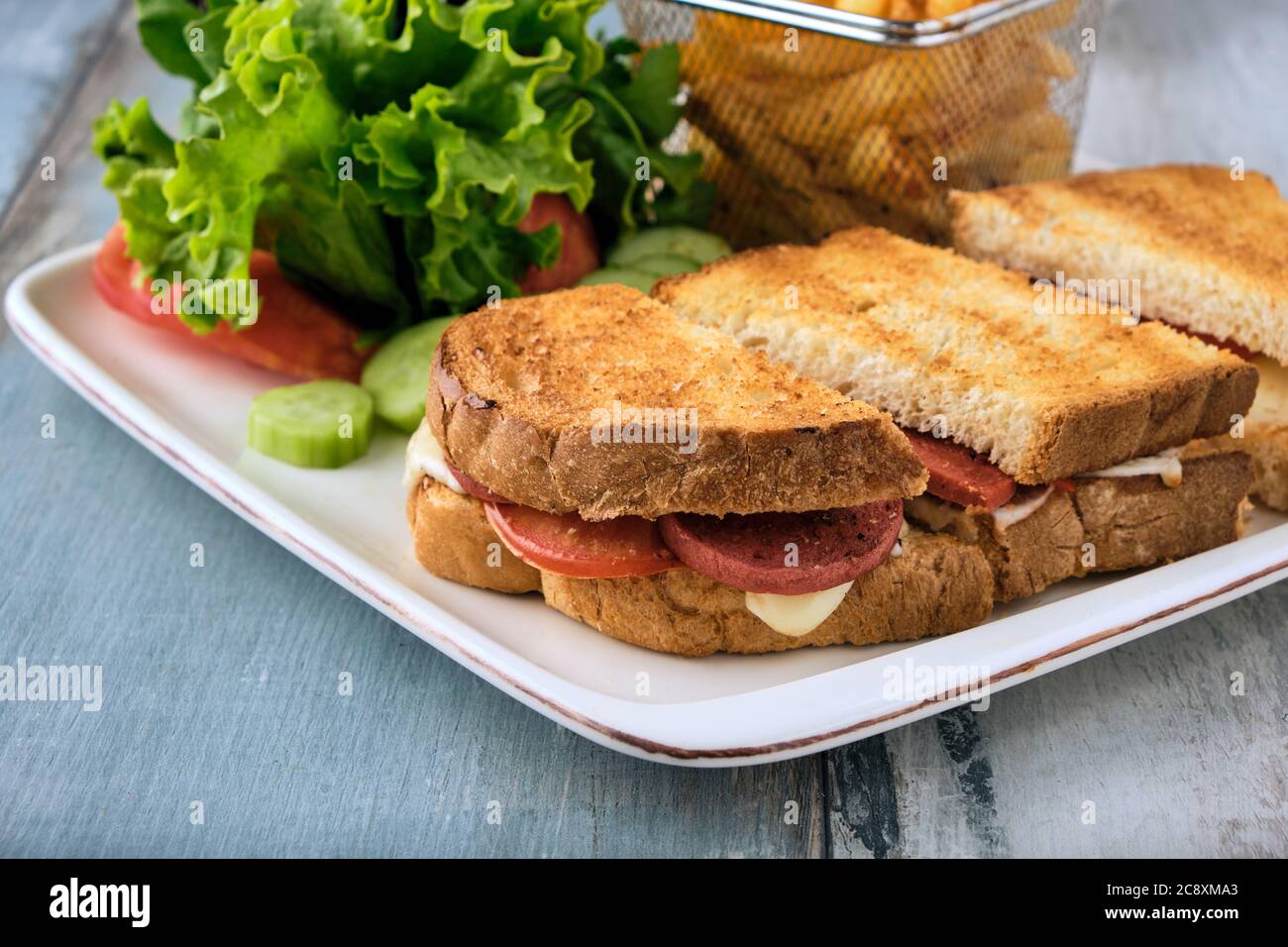 Gegrillter und gepresster Toast mit türkischer Wurst, Käse, Tomaten und ... Gegrillter und gepresster Toast mit türkischer Wurst, Käse, Tomaten und ...