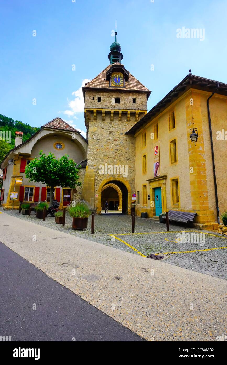 Beeindruckender Uhrturm der romanischen Kirche Saint-Pierre-et-Saint-Paul in Romainmotier, Kanton Waadt, Schweiz. Stockfoto