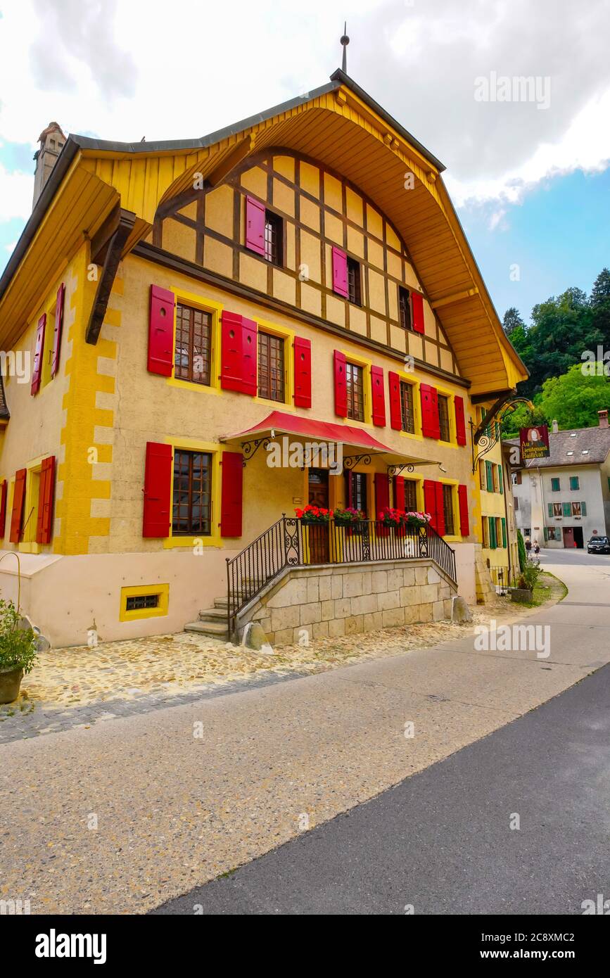 Straße in der mittelalterlichen Stadt Romainmôtier, Kanton Waadt in der Schweiz. Stockfoto