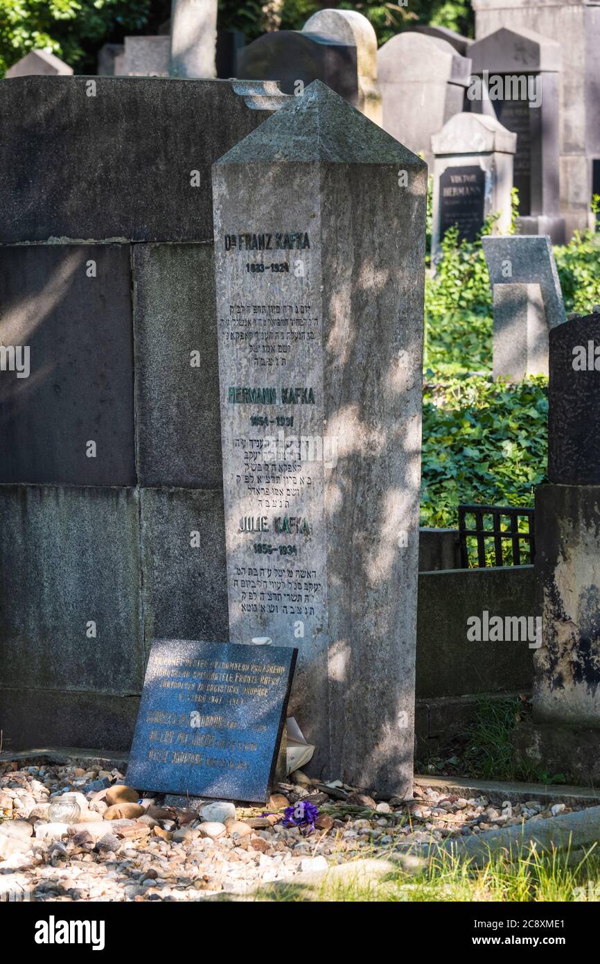 Prag, Tschechische Republik - Juli 12 2020: Grabstein des Schriftstellers Franz Kafka auf dem Neuen Jüdischen Friedhof ‎Novy Zidovsky Hrbitov Olsany. Stockfoto