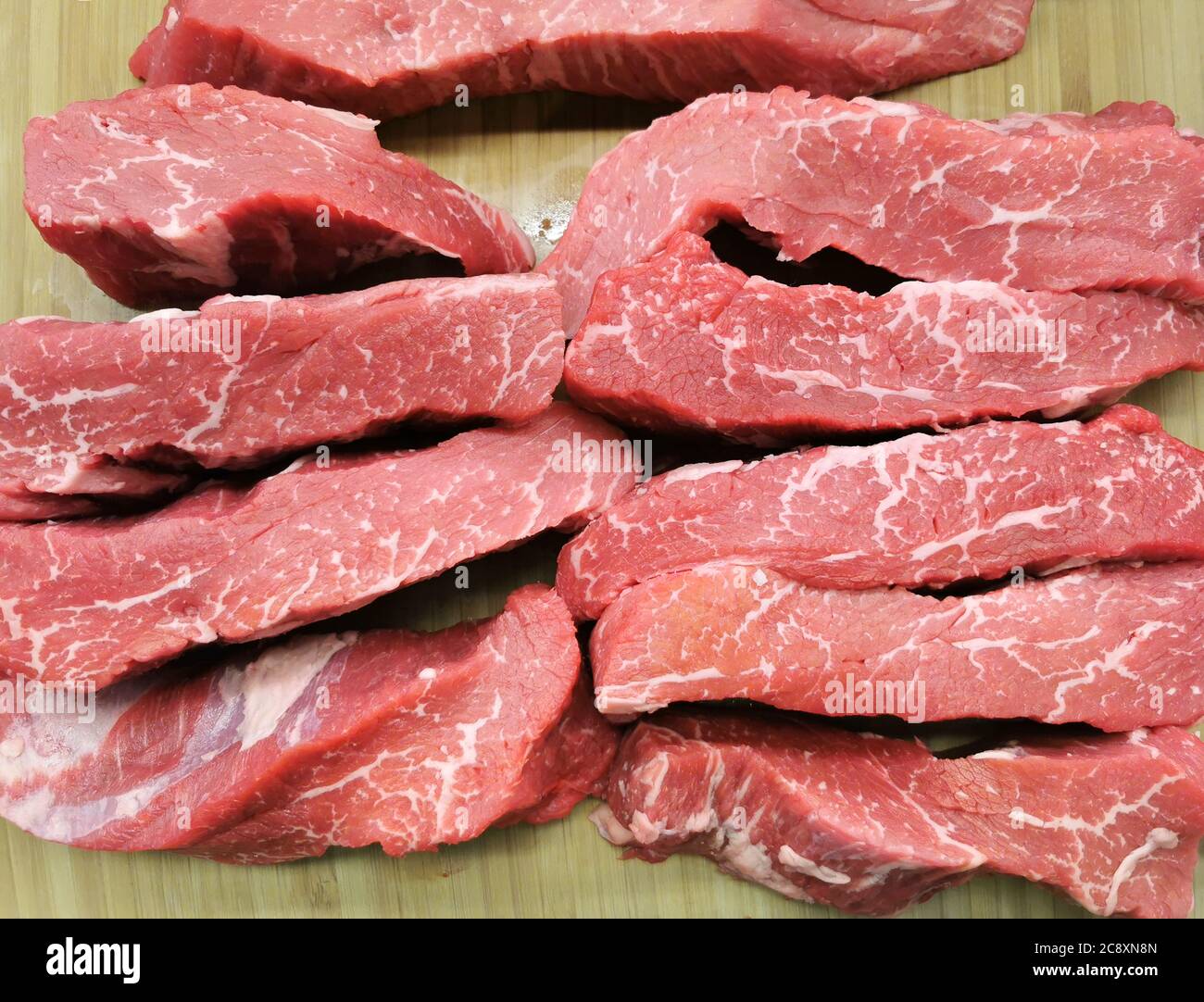 Frisch geschnittenes rohes Rindfleisch Steak zum Verkauf Stockfoto