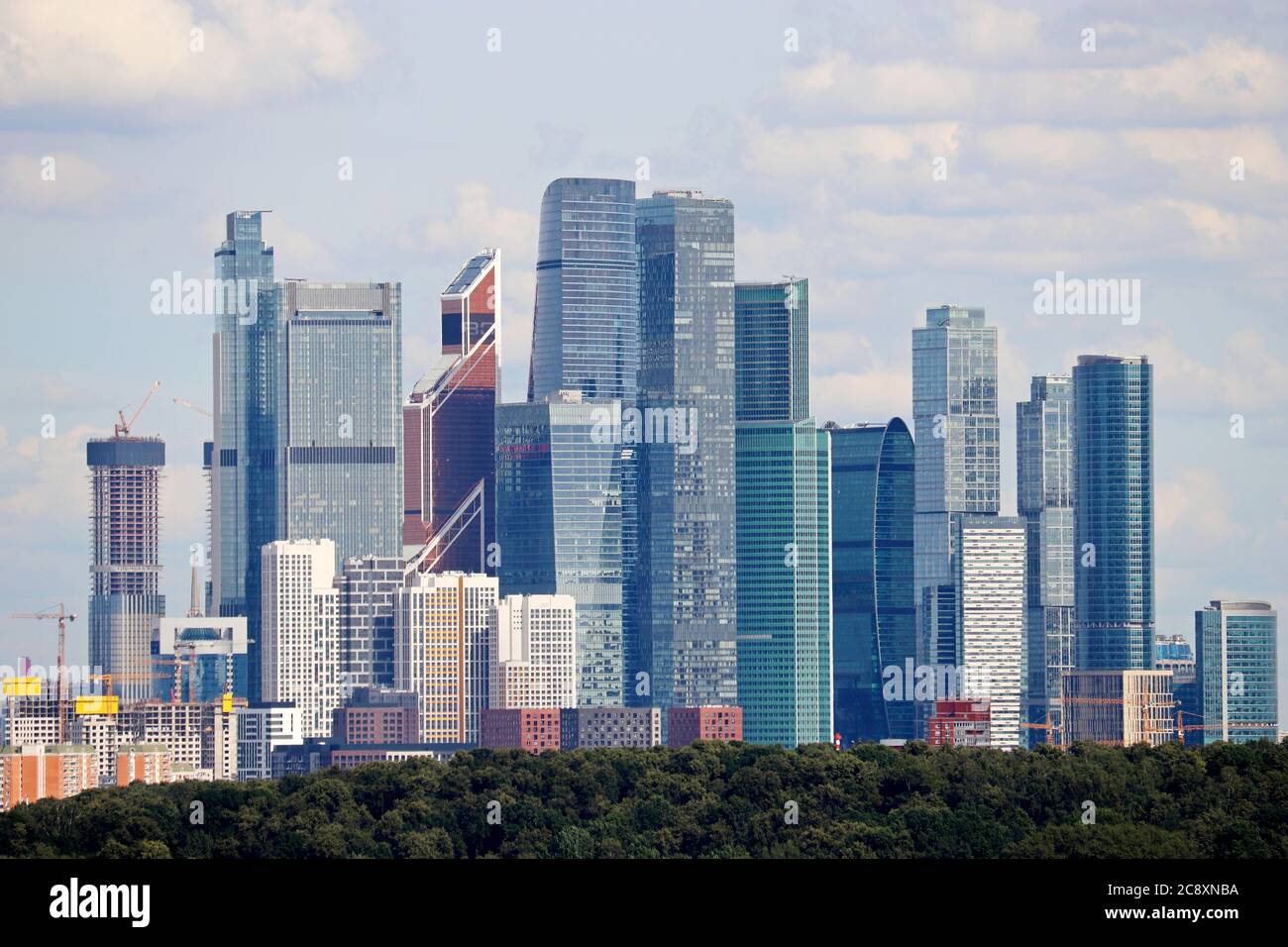Blick auf die Wolkenkratzer der Stadt Moskau. Futuristische Stadt im Sommer, Konzept der Urbanisierung Stockfoto