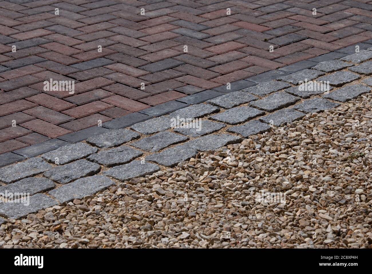 Verschiedene Oberflächen auf Hauseinfahrt, England Stockfoto