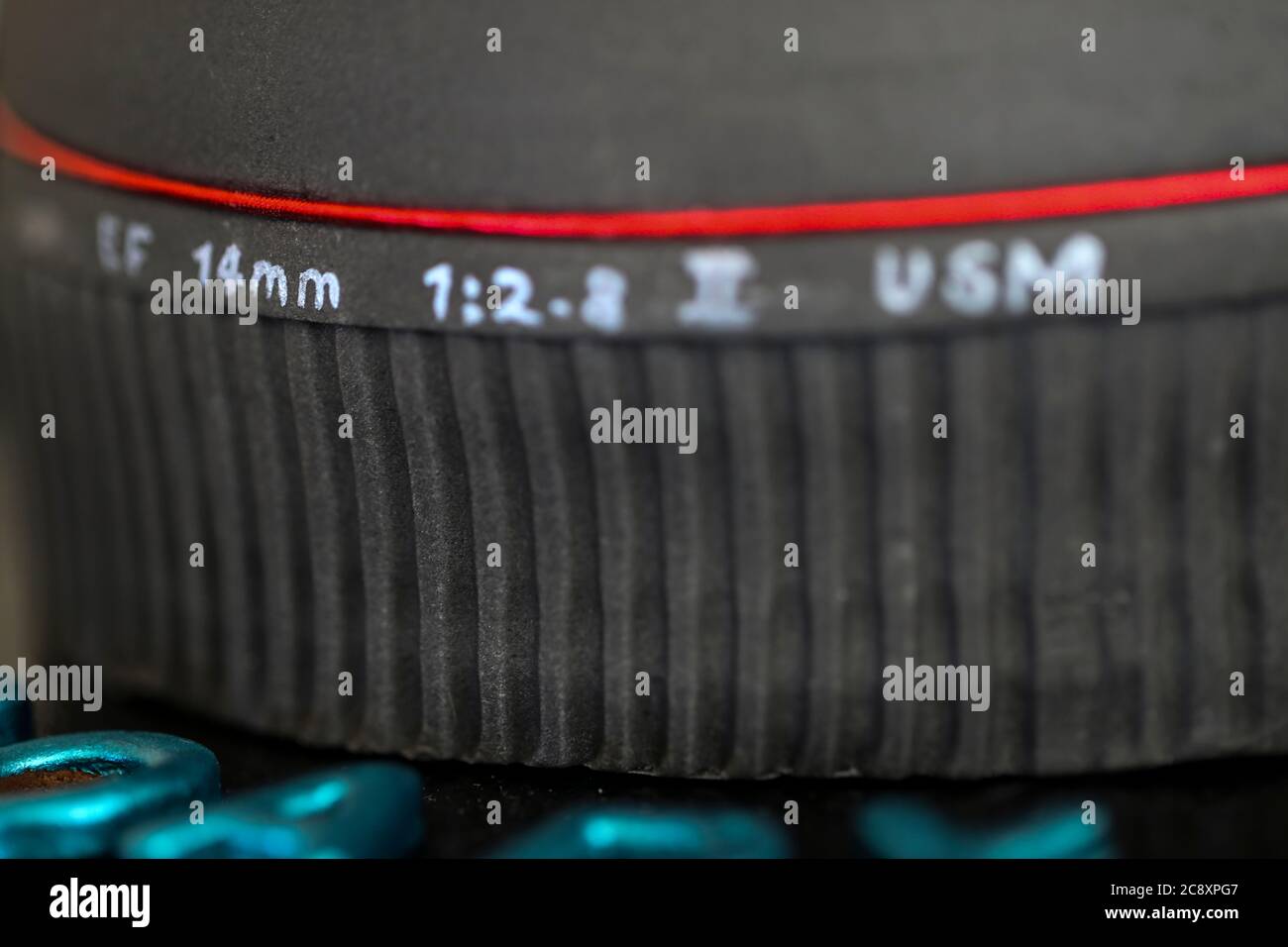 Kuchendekoration. Eine Geburtstagstorte, die einem 14-mm-objektiv von Canon 1:2,8 USM ähnelt. Stockfoto