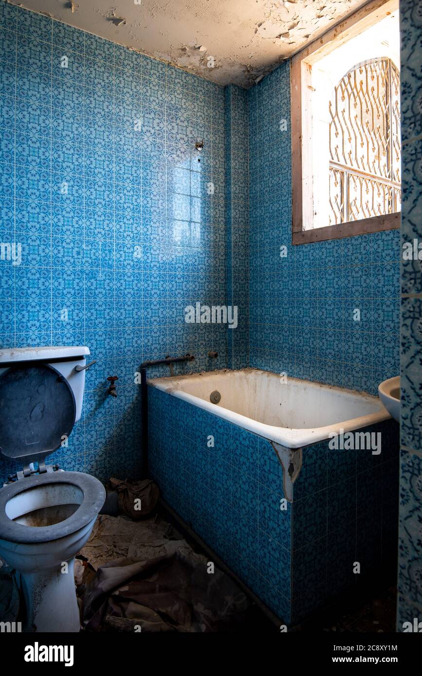 Das Innere eines schmutzigen leeren abgerissenen Badezimmer eines verlassenen Hauses Stockfoto