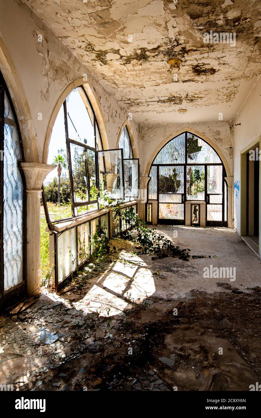 Verlassene Haus Veranda Zimmer mit Blick durch kaputte Fenster und Türen Stockfoto