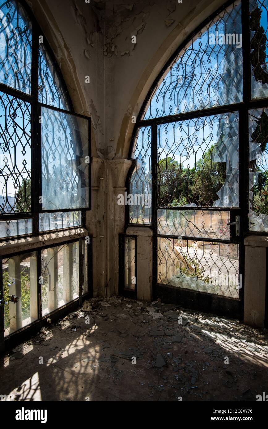 Verlassene Haus Veranda Zimmer mit Blick durch kaputte Fenster und Türen Stockfoto