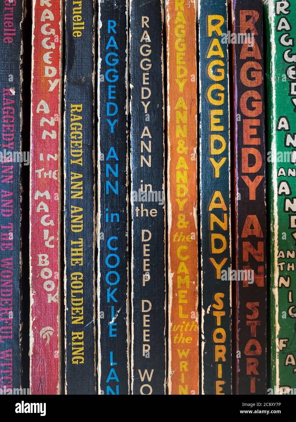 WOODBRIDGE, NEW JERSEY - 27. Juli 2020: Eine Sammlung von alten Raggedy Ann und Andy Kinderbüchern Stockfoto