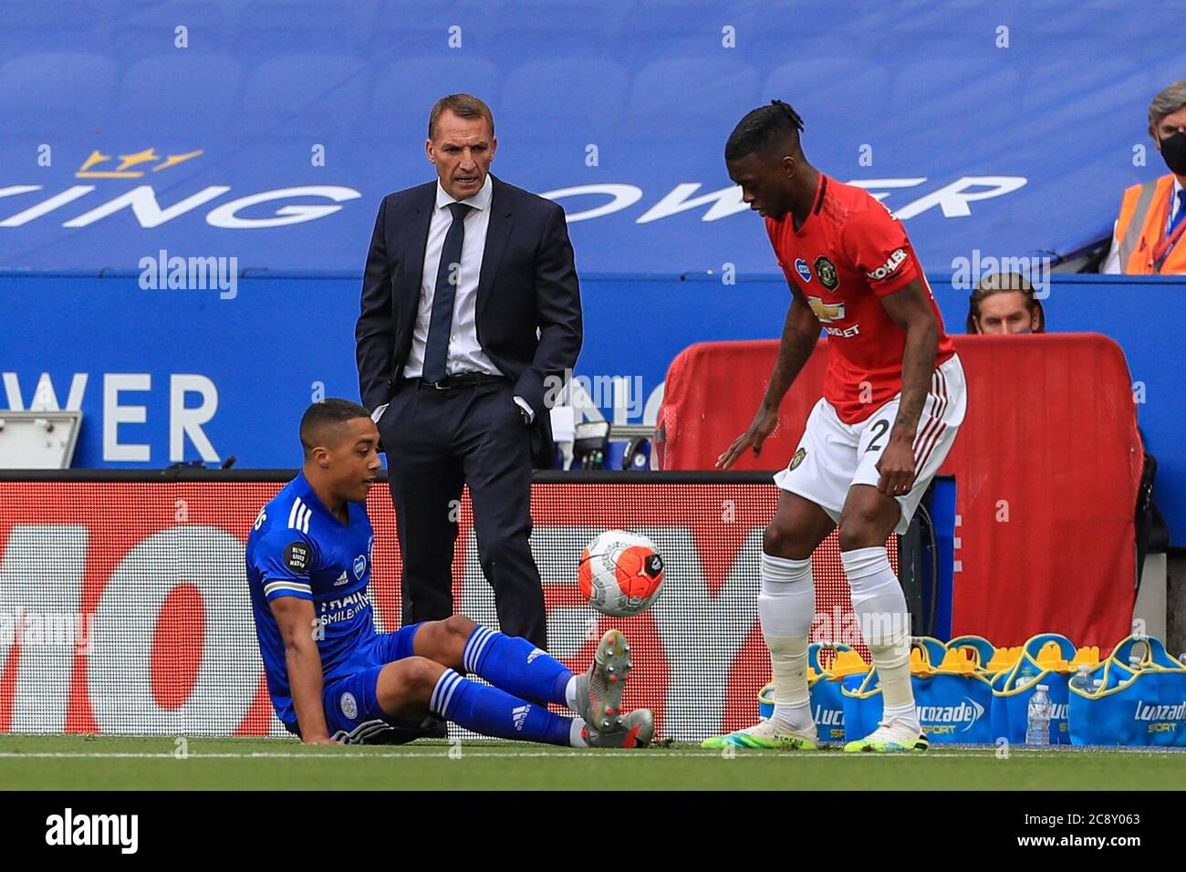 Brendan Rodgers Manager von Leicester City sieht zu, wie Aaron Wan-Bissaka (29) von Manchester United den Ball von Youri Tielemans (8) von Leicester City gewinnt Stockfoto