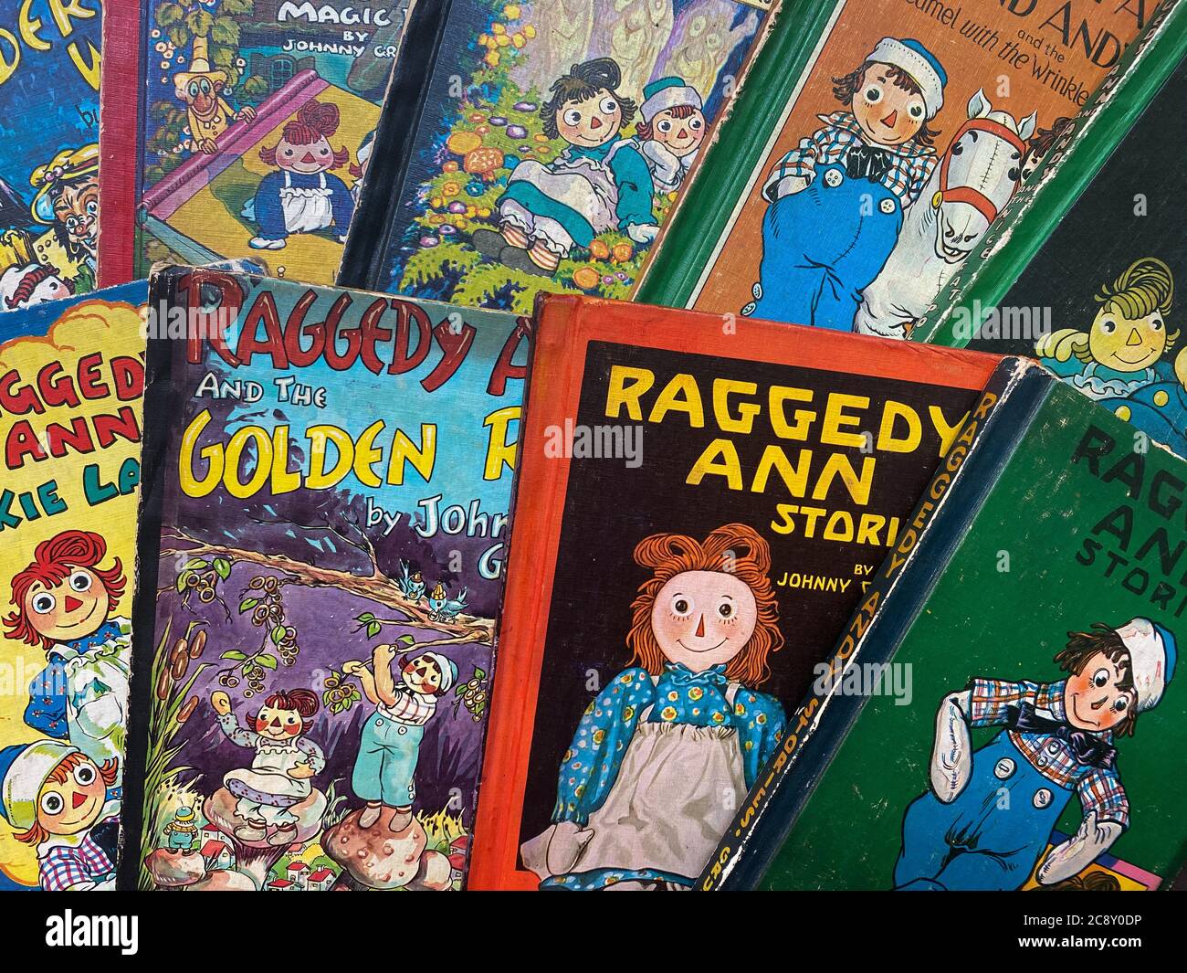 WOODBRIDGE, NEW JERSEY - 27. Juli 2020: Eine Sammlung von alten Raggedy Ann und Andy Kinderbüchern Stockfoto