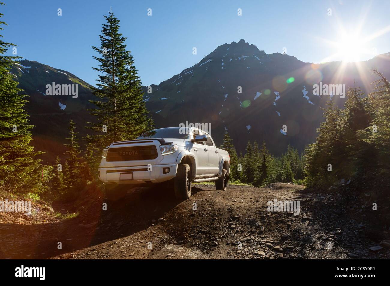 Toyota Tacoma auf den 4x4 Offroad Trails in den Bergen Stockfoto