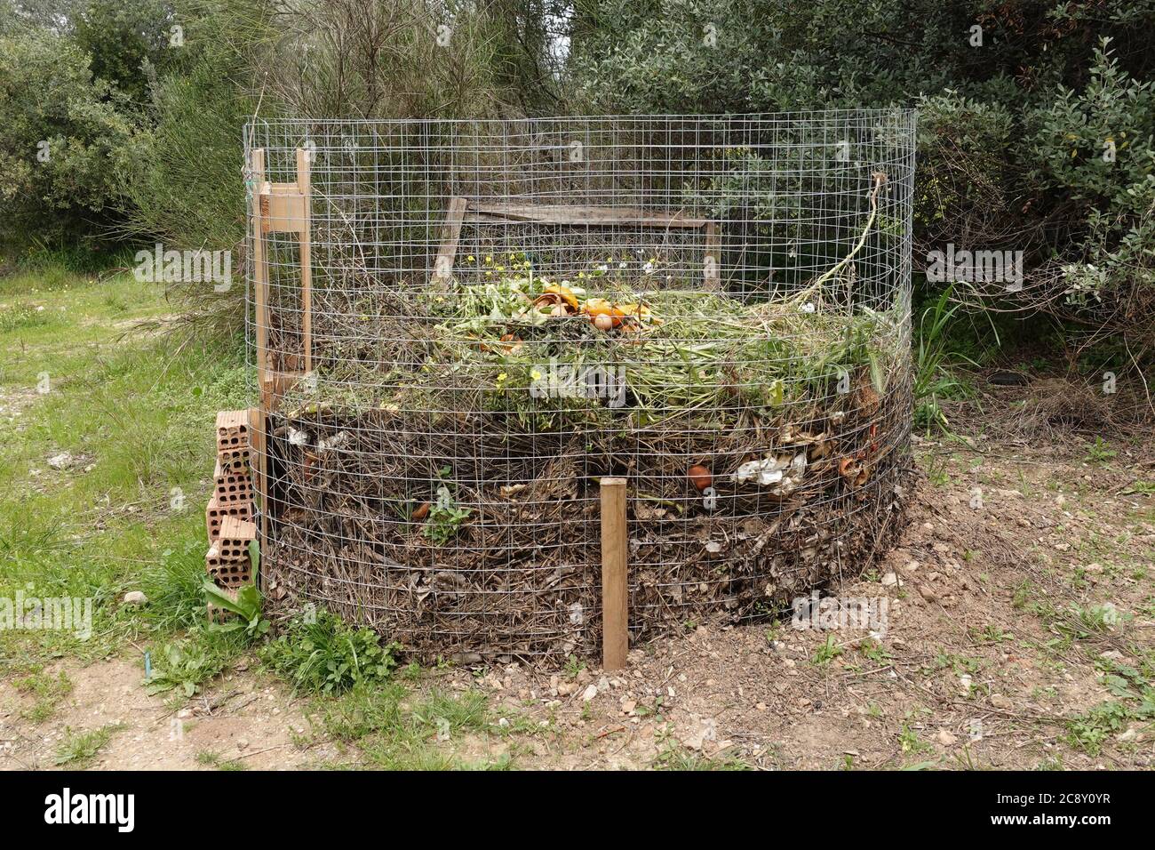 Kompost Haufen mit Blättern Zweige Essensreste und andere organische Abfälle. Stockfoto