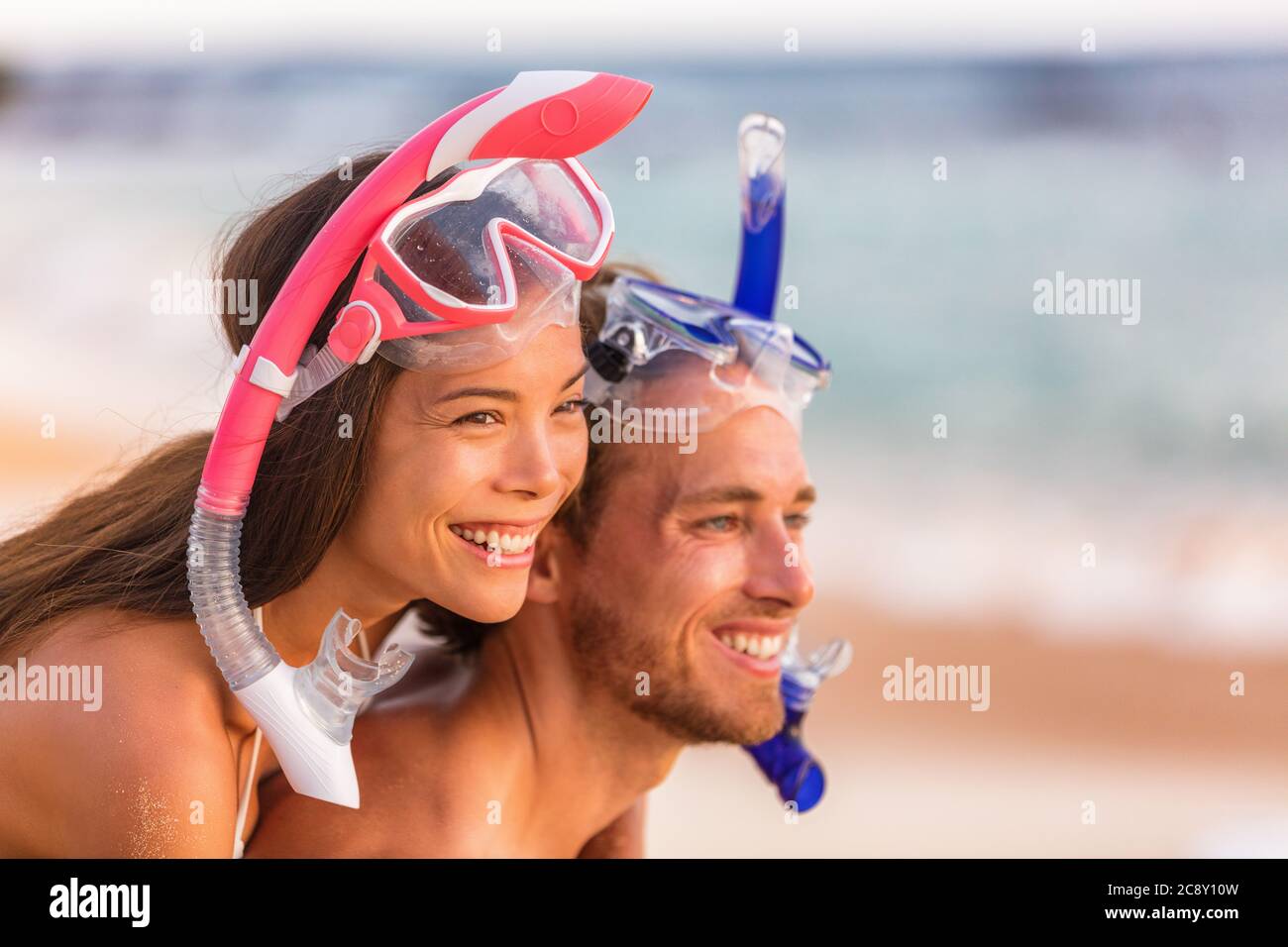 Strandreisen Leute, die Spaß beim Schnorcheln haben. Glückliches junges interracial Paar am Strand mit Schnorchelmaske Blick auf Kopie Raum nach Schwimmen im Sommer Stockfoto