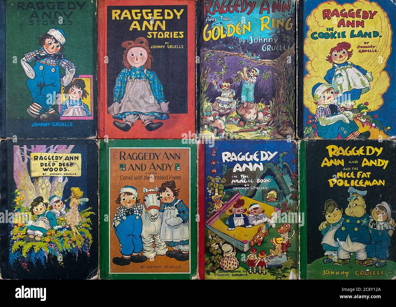 WOODBRIDGE, NEW JERSEY - 27. Juli 2020: Eine Sammlung von alten Raggedy Ann und Andy Kinderbüchern Stockfoto