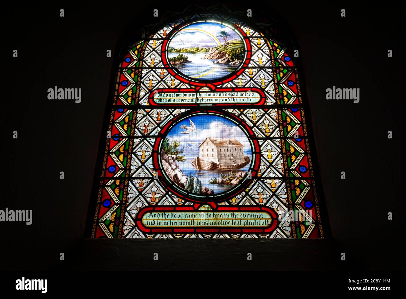 Buntglasfenster mit der Arche Noah in der St. Mary's Church, Tisington, Derbyshire, England. Stockfoto