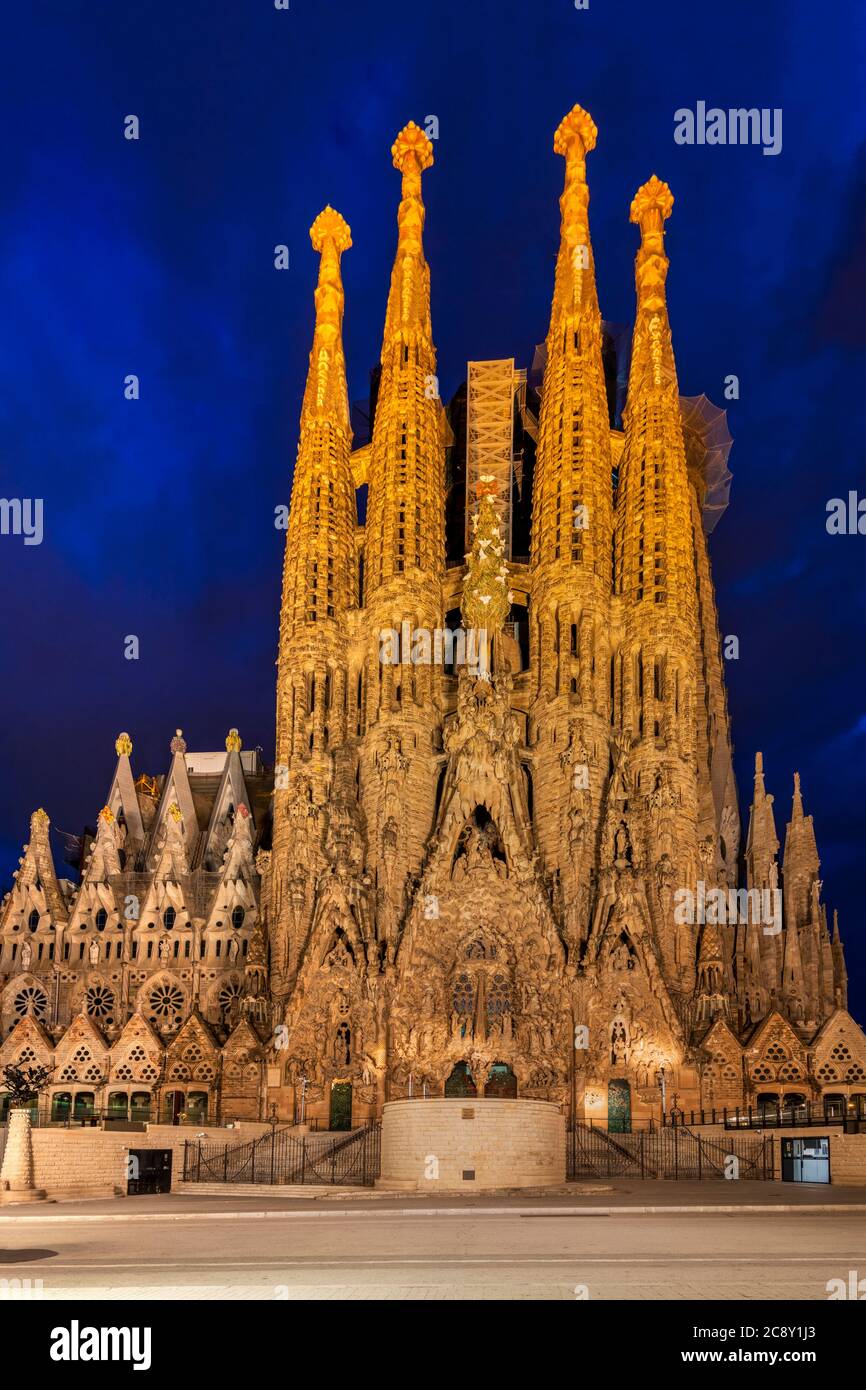 Nachtansicht der Basilika Sagrada Familia, Krippenfassade, Barcelona, Katalonien, Spanien Stockfoto