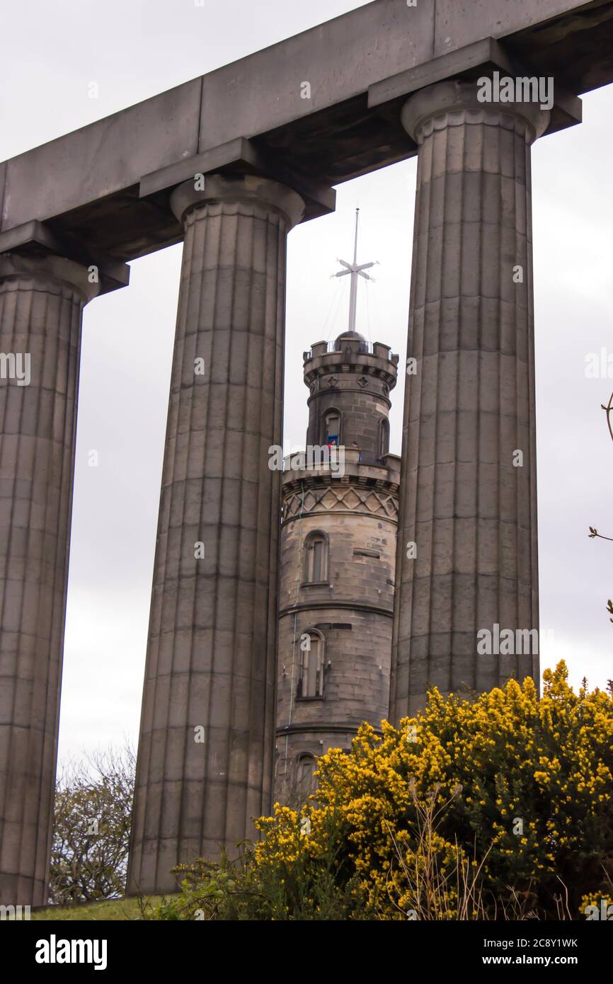 Das Nelson Monument, ein Turm in Form eines umgedrehten Teleskops, eingerahmt von den Säulen des Scottish National Monument auf Calton Hill in New Tow Stockfoto